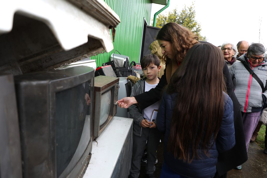 Autoridades y vecinos en la ceremonia de cierre del proyecto de reciclaje en el punto limpio de Perquenco