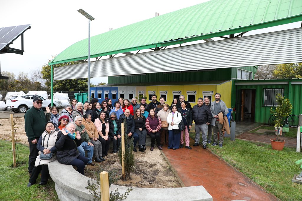 Autoridades y vecinos en la ceremonia de cierre del proyecto de reciclaje en el punto limpio de Perquenco