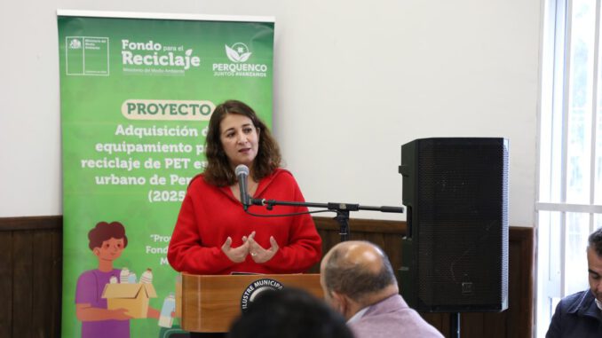 Autoridades y vecinos en la ceremonia de cierre del proyecto de reciclaje en el punto limpio de Perquenco