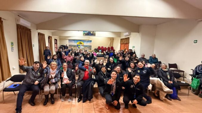 Alcaldesa de Pitrufquén y beneficiarios en el lanzamiento del programa de apoyo a cuidadores