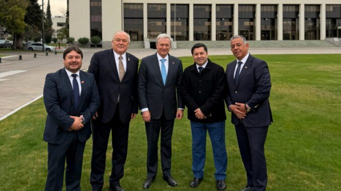 Presidente José Antonio Kast reunido con alcaldes de La Araucanía y el senador Miguel Becker en Santiago