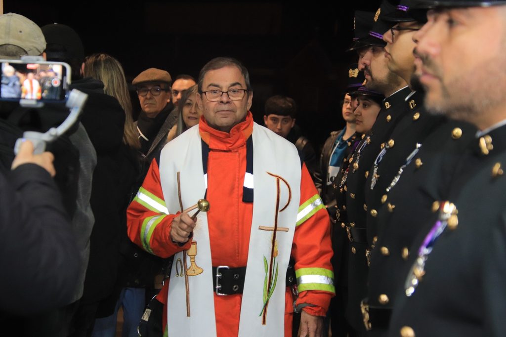 Homenaje de los bomberos de Temuco al Padre Jaime Villalobos frente a la clínica