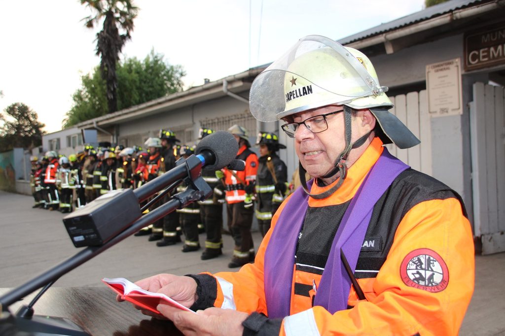 Homenaje de los bomberos de Temuco al Padre Jaime Villalobos frente a la clínica