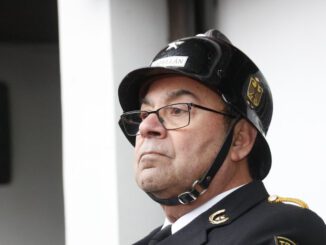 Homenaje de los bomberos de Temuco al Padre Jaime Villalobos frente a la clínica