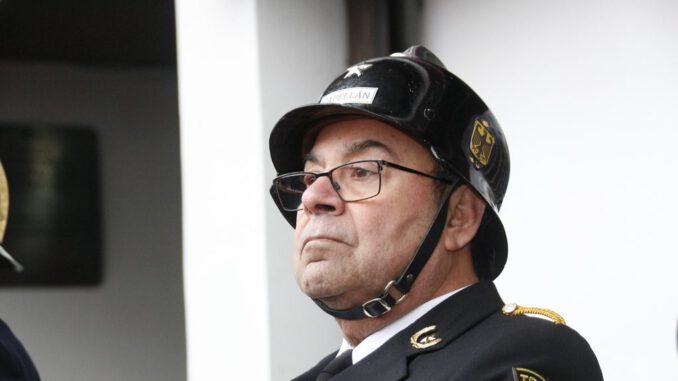 Homenaje de los bomberos de Temuco al Padre Jaime Villalobos frente a la clínica