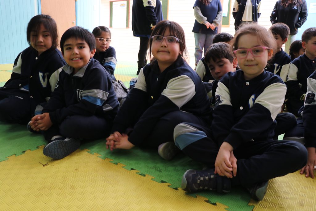 Estudiantes de Villarrica participando en una jornada de storytelling en inglés del programa We Learn