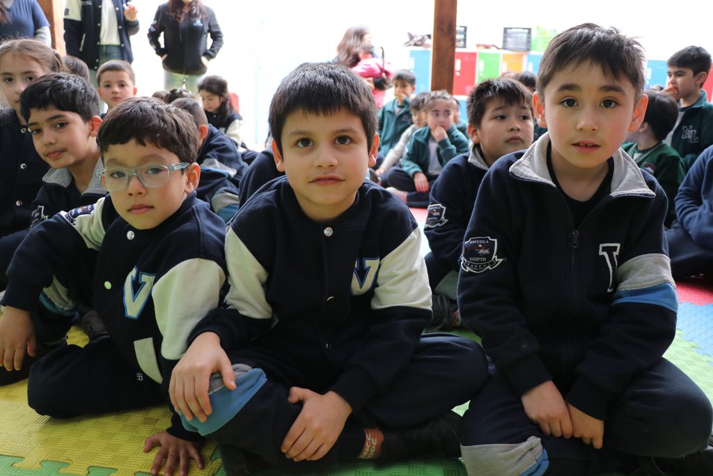 Estudiantes de Villarrica participando en una jornada de storytelling en inglés del programa We Learn