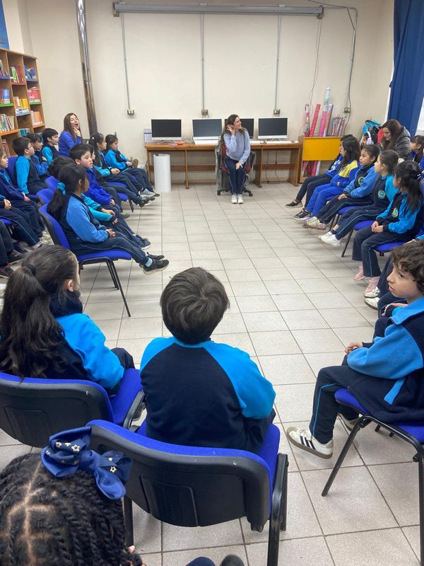 Estudiantes de Villarrica participando en una jornada de storytelling en inglés del programa We Learn