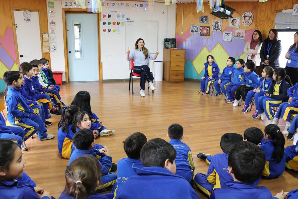 Estudiantes de Villarrica participando en una jornada de storytelling en inglés del programa We Learn