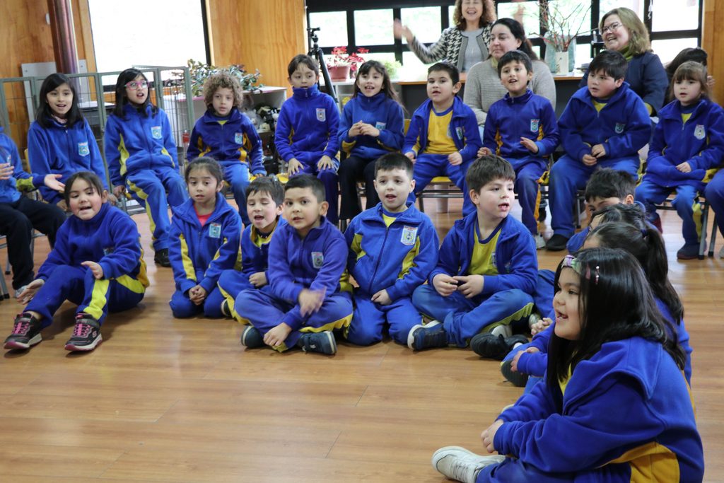 Estudiantes de Villarrica participando en una jornada de storytelling en inglés del programa We Learn