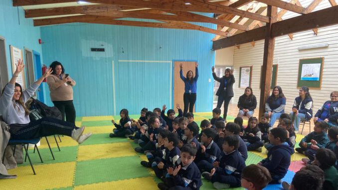 Estudiantes de Villarrica participando en una jornada de storytelling en inglés del programa We Learn