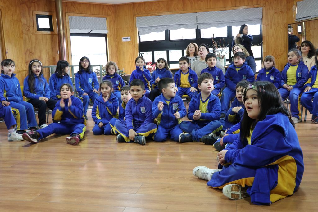 Estudiantes de Villarrica participando en una jornada de storytelling en inglés del programa We Learn