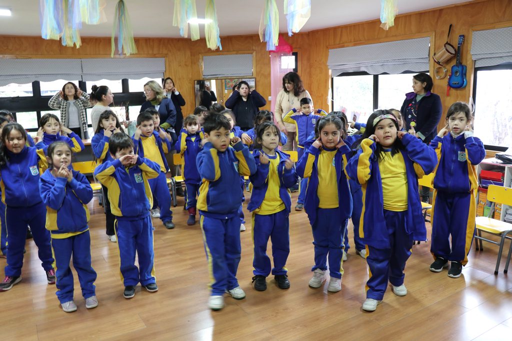 Estudiantes de Villarrica participando en una jornada de storytelling en inglés del programa We Learn