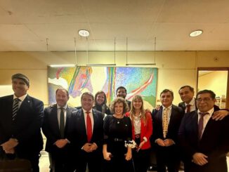 Autoridades y familias celebrando la aprobación del proyecto de regularización de títulos de dominio