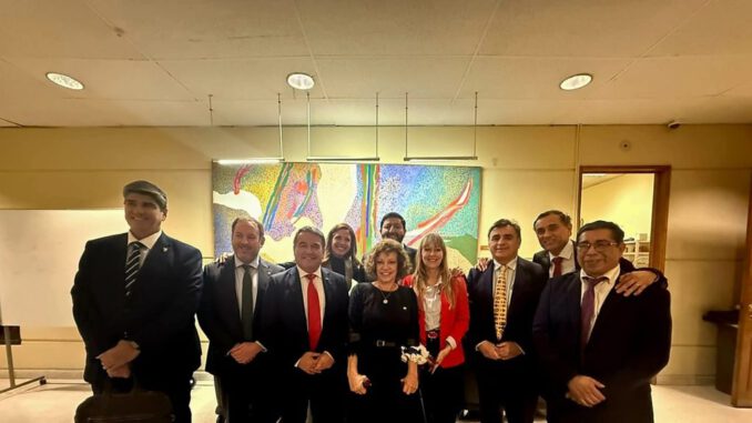 Autoridades y familias celebrando la aprobación del proyecto de regularización de títulos de dominio