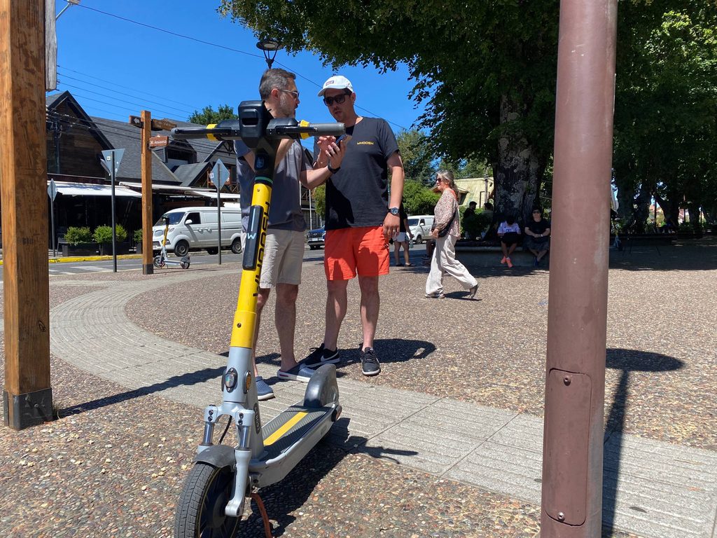 Ciclistas y peatones circulando por las calles modernizadas de Pucón como parte del Plan de Movilidad