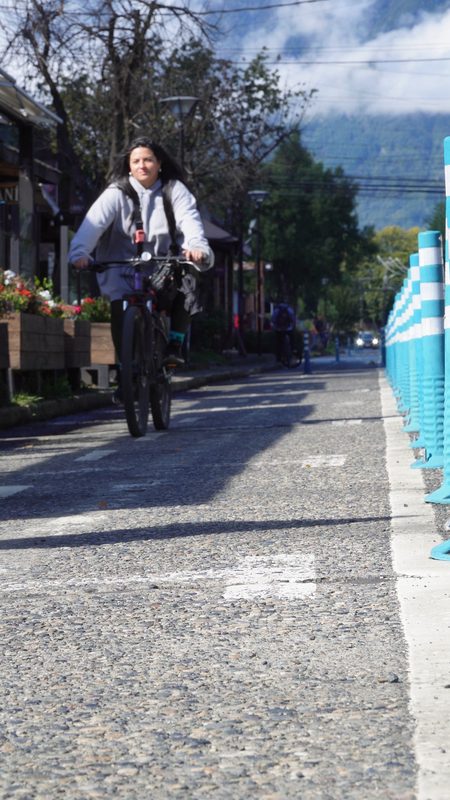 Ciclistas y peatones circulando por las calles modernizadas de Pucón como parte del Plan de Movilidad