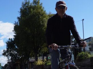Ciclistas y peatones circulando por las calles modernizadas de Pucón como parte del Plan de Movilidad