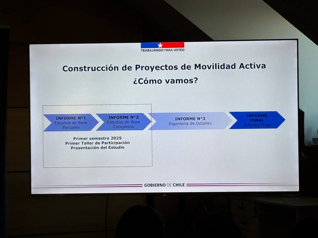Ciclistas y peatones circulando por las calles modernizadas de Pucón como parte del Plan de Movilidad