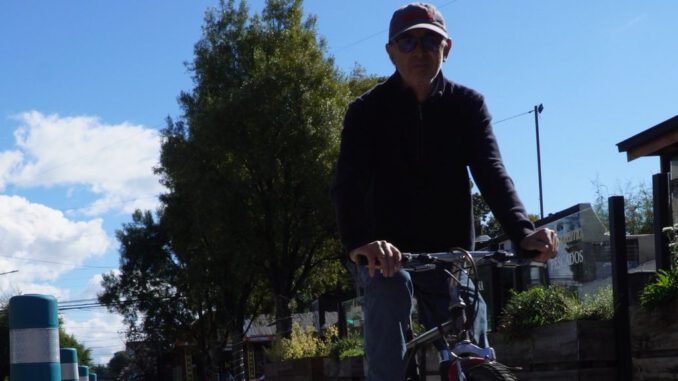 Ciclistas y peatones circulando por las calles modernizadas de Pucón como parte del Plan de Movilidad