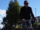 Ciclistas y peatones circulando por las calles modernizadas de Pucón como parte del Plan de Movilidad