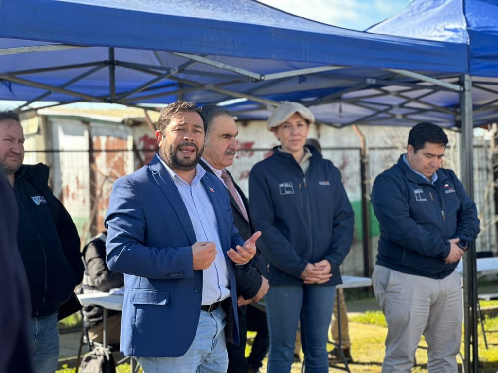 Entrega de sacos de alimento para ganado a pequeños agricultores en la comuna de Purén tras los temporales.