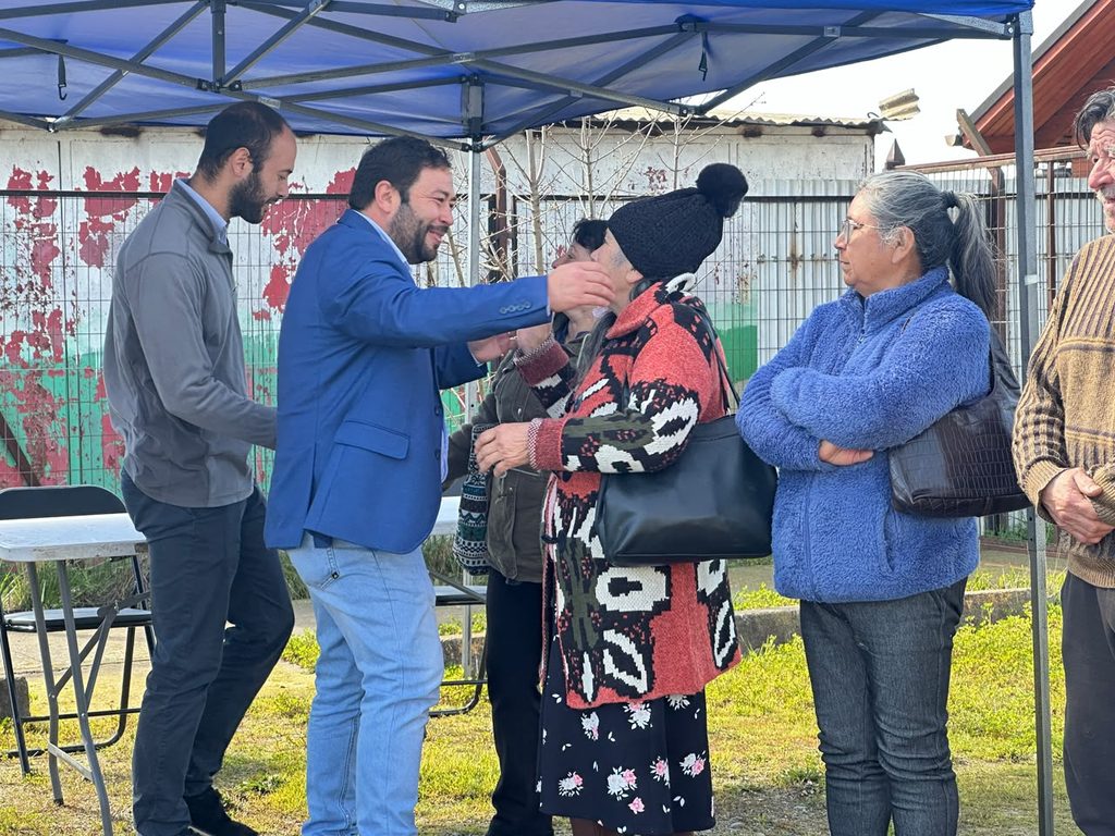 Entrega de sacos de alimento para ganado a pequeños agricultores en la comuna de Purén tras los temporales.