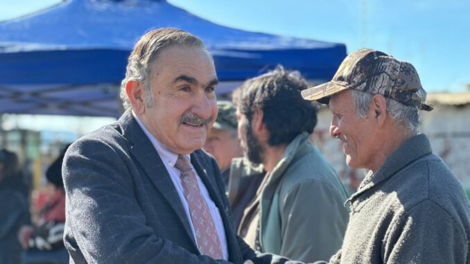 Entrega de sacos de alimento para ganado a pequeños agricultores en la comuna de Purén tras los temporales.