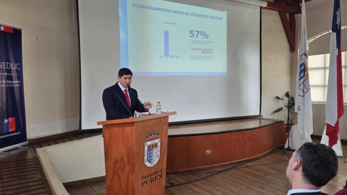 Seremi de Educación de La Araucanía exponiendo logros y desafíos educativos durante la Cuenta Pública en Purén