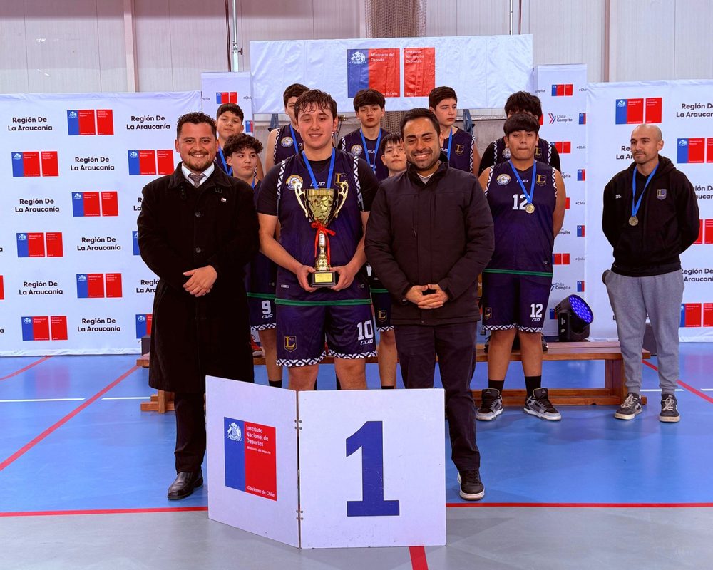 Equipos escolares de Purén y Lautaro celebrando su clasificación al campeonato nacional de básquetbol