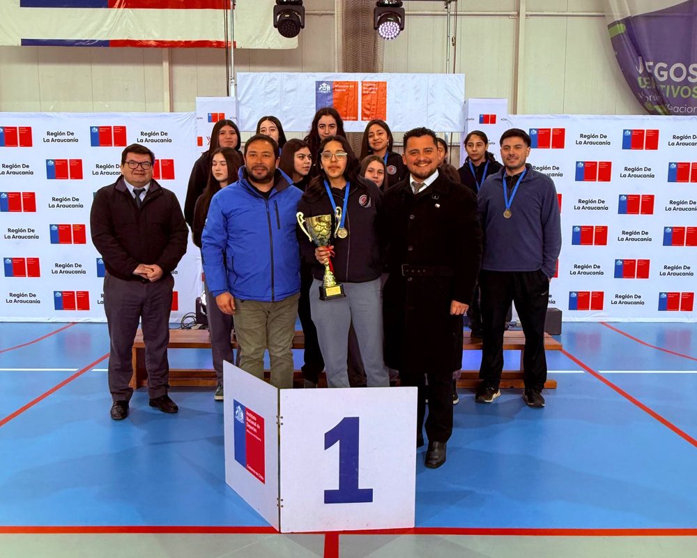 Equipos escolares de Purén y Lautaro celebrando su clasificación al campeonato nacional de básquetbol