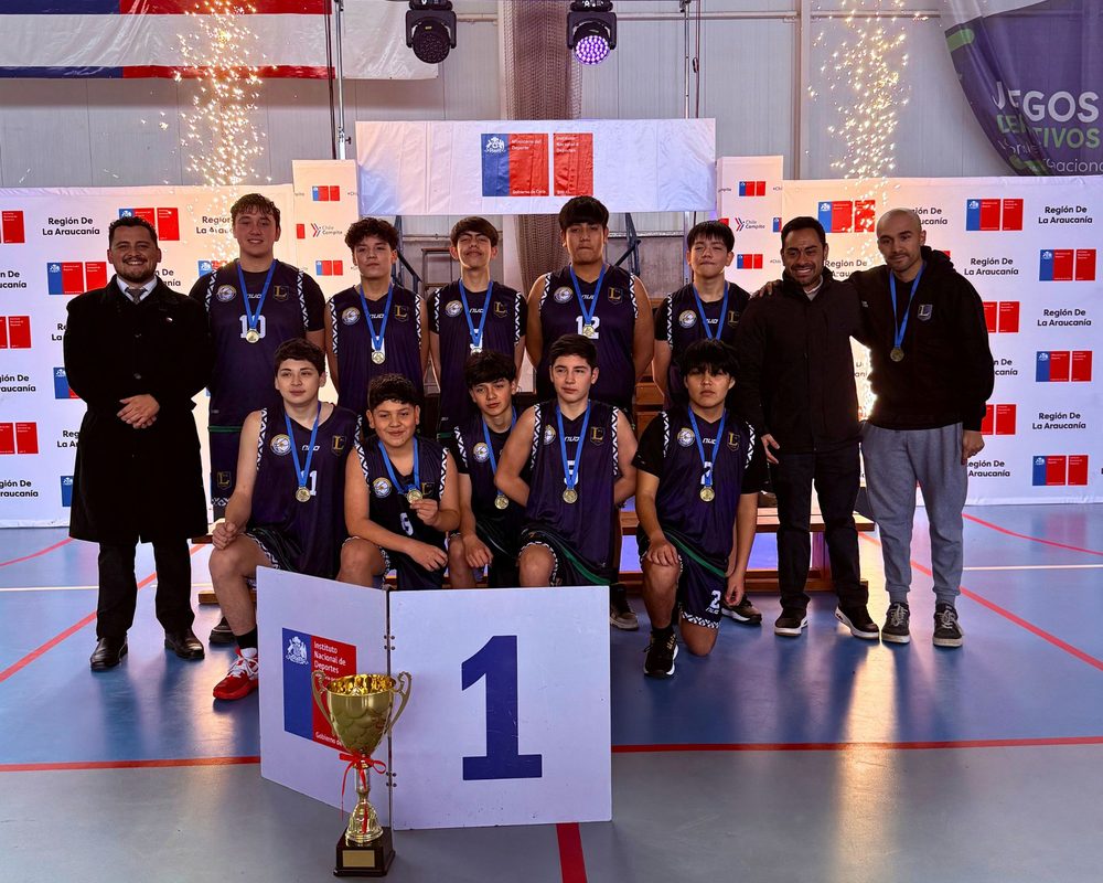Equipos escolares de Purén y Lautaro celebrando su clasificación al campeonato nacional de básquetbol