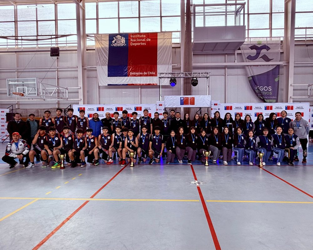 Equipos escolares de Purén y Lautaro celebrando su clasificación al campeonato nacional de básquetbol