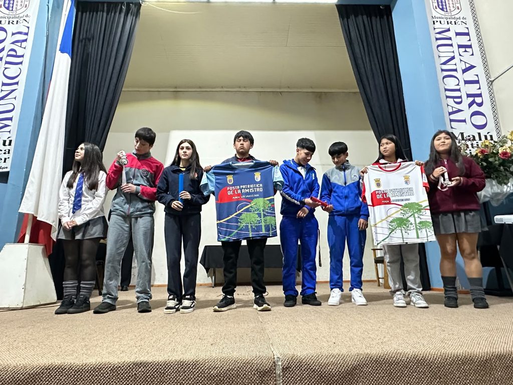 Estudiantes participando en la Posta Patriótica entre Purén y Los Sauces