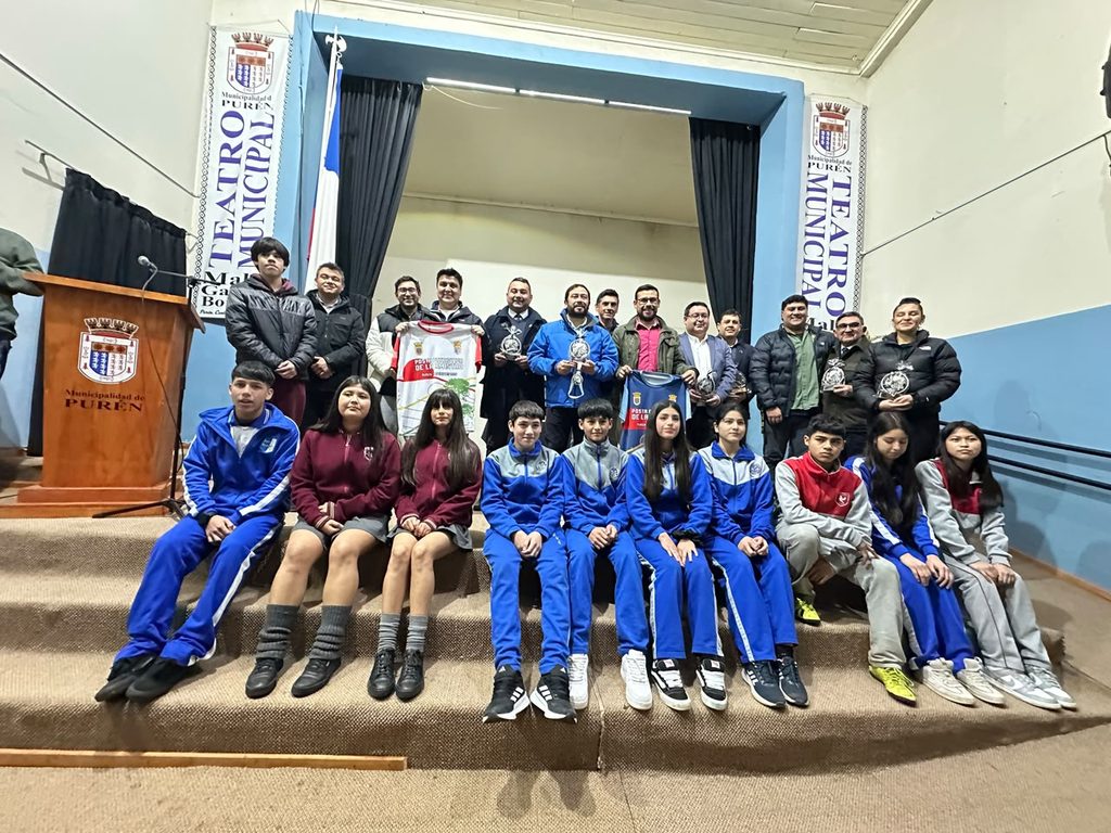 Estudiantes participando en la Posta Patriótica entre Purén y Los Sauces