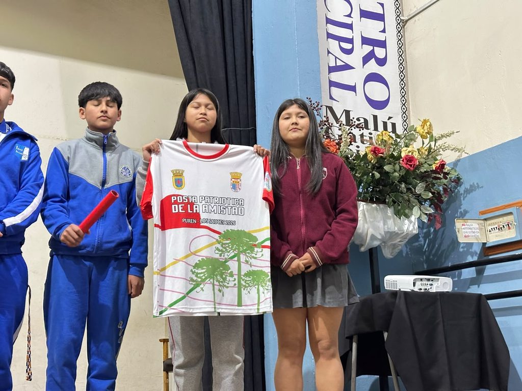 Estudiantes participando en la Posta Patriótica entre Purén y Los Sauces