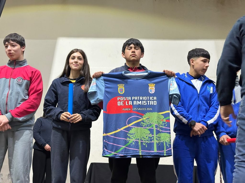 Estudiantes participando en la Posta Patriótica entre Purén y Los Sauces