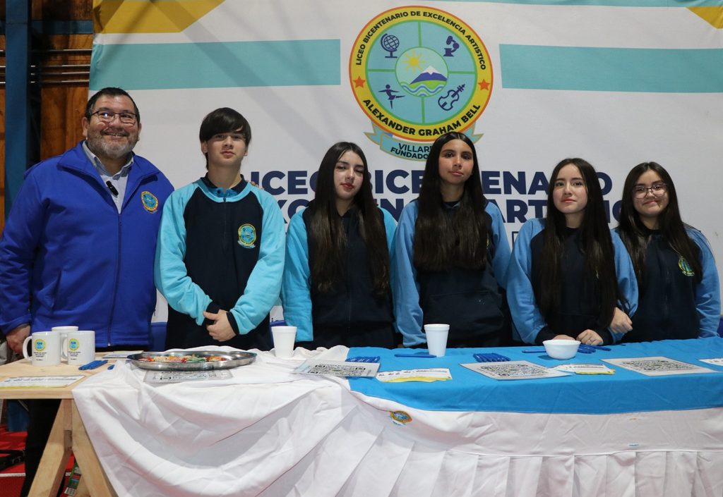 Estudiantes de octavo básico recorriendo los stands informativos de la Feria de Enseñanza Media en Villarrica