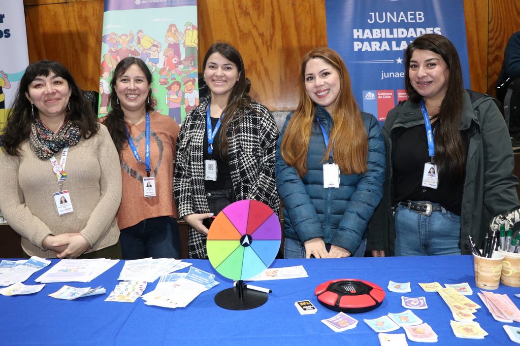 Estudiantes de octavo básico recorriendo los stands informativos de la Feria de Enseñanza Media en Villarrica