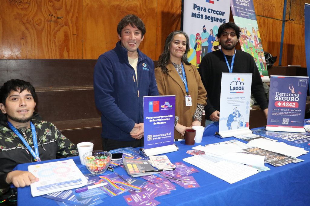 Estudiantes de octavo básico recorriendo los stands informativos de la Feria de Enseñanza Media en Villarrica