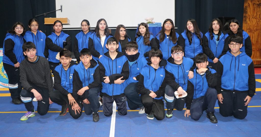 Estudiantes de octavo básico recorriendo los stands informativos de la Feria de Enseñanza Media en Villarrica