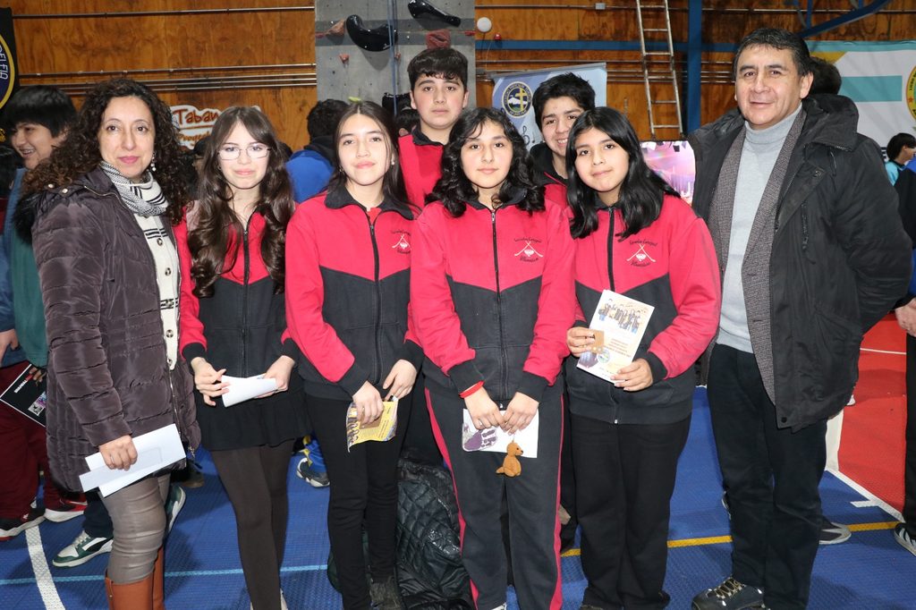Estudiantes de octavo básico recorriendo los stands informativos de la Feria de Enseñanza Media en Villarrica