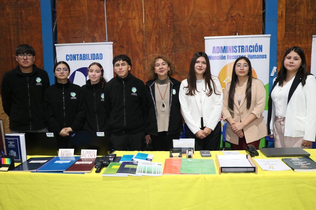 Estudiantes de octavo básico recorriendo los stands informativos de la Feria de Enseñanza Media en Villarrica