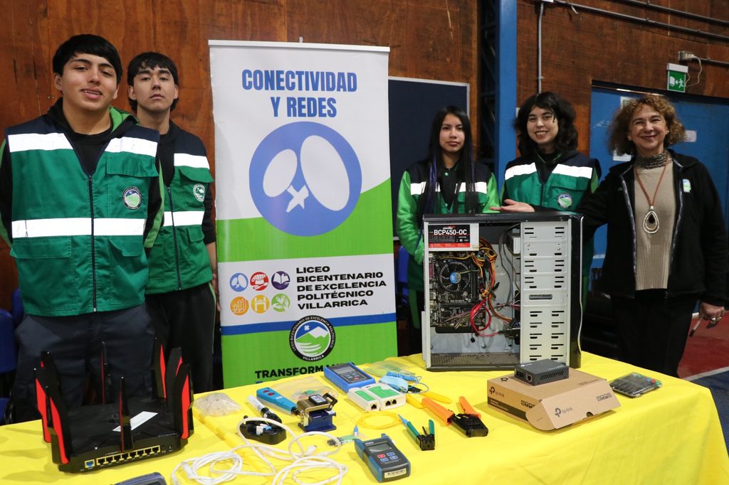Estudiantes de octavo básico recorriendo los stands informativos de la Feria de Enseñanza Media en Villarrica