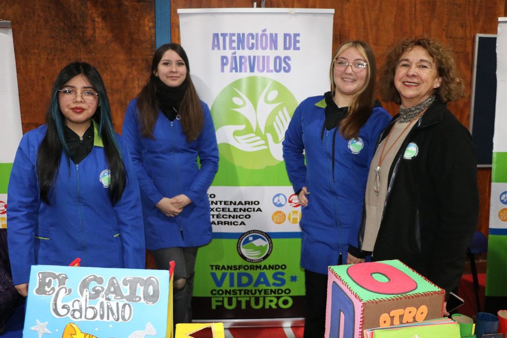Estudiantes de octavo básico recorriendo los stands informativos de la Feria de Enseñanza Media en Villarrica
