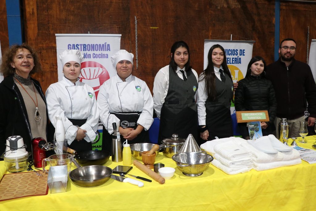 Estudiantes de octavo básico recorriendo los stands informativos de la Feria de Enseñanza Media en Villarrica