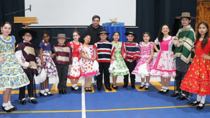 Estudiantes de octavo básico recorriendo los stands informativos de la Feria de Enseñanza Media en Villarrica