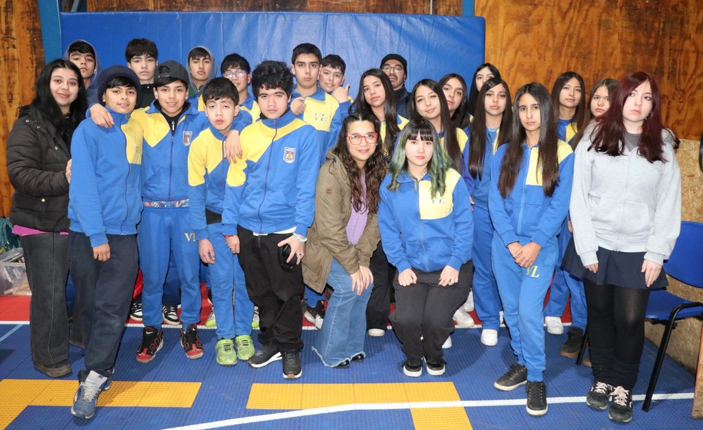 Estudiantes de octavo básico recorriendo los stands informativos de la Feria de Enseñanza Media en Villarrica