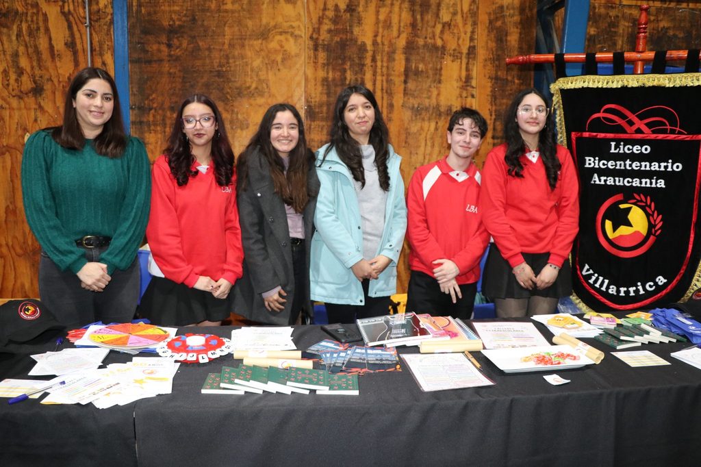 Estudiantes de octavo básico recorriendo los stands informativos de la Feria de Enseñanza Media en Villarrica