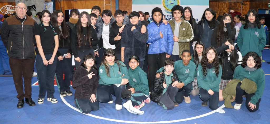 Estudiantes de octavo básico recorriendo los stands informativos de la Feria de Enseñanza Media en Villarrica